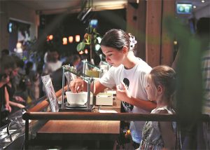 Кметът Васил Терзиев и председателят на СОС Цветомир Петров връчиха отличието “Почетен гражданин на София” на Алберт Попов